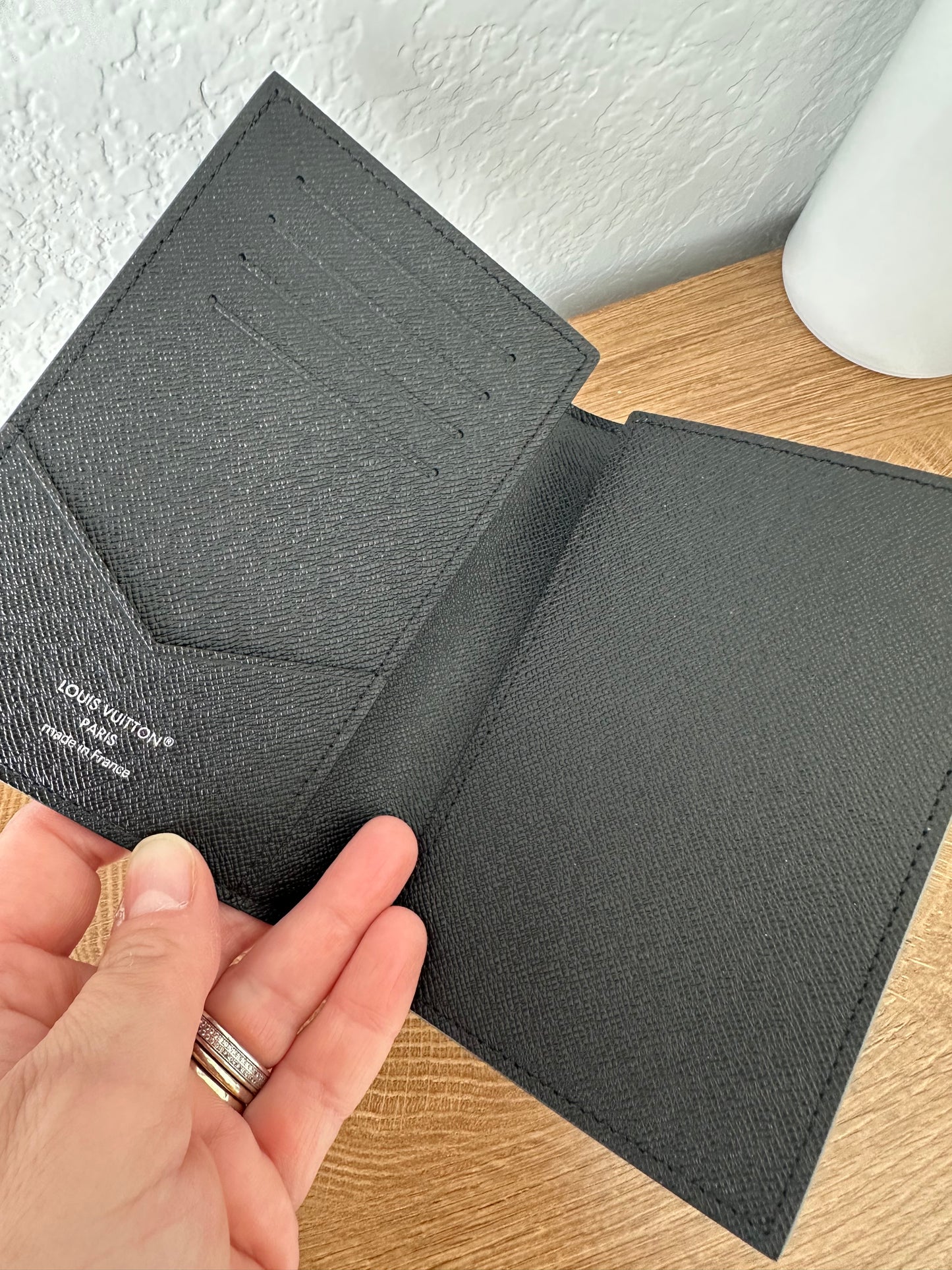 Passport Holder Black Elipse Mono